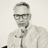 Psycholog Piotr Karabela